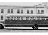 Ônibus GMC 1940 diante da fábrica de São Caetano do Sul (fonte: portal toffobus).