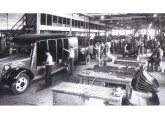 Em 1937 a montagem de caminhões e ônibus ainda ocorria em linha única.