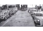 São Caetano, 1939: montagem de carrocerias de madeira para caminhonetes e linha de acabamento de picapes; à frente, final da linha de construção de carrocerias de ônibus.