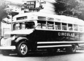 Ônibus semelhante, pertencente à empresa Nossa Senhora Aparecida, operando em Itapetininga (SP) nos anos 50 (fonte: portal toffobus).