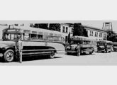 Frota de ônibus Chevrolet 1942, prontos para entrega, posam para fotografia diante da fábrica paulista da GM (fonte: portal toffobus).