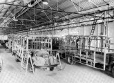 Linha de fabricação de carrocerias em 1942; em linha, veículos semelhantes aos da imagem anterior.
