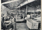 Secão de moldagem de arcos do teto de madeira na fábrica de carrocerias da GM, nos anos 40 (fonte: Automóveis & Acessórios).
