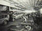 São Caetano, 1938; na linha de fabricação, dois ônibus Chevrolet COE.