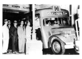 Ônibus Chevrolet embarcando passageiros no Cassino da Urca, Rio de Janeiro (RJ), em 1944.