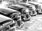 Frota de ônibus Chevrolet COE 1938, pronta para ser entregue à Única Auto Ônibus, tradicional operadora da ligação entre Rio de Janeiro e Petrópolis; evolução do modelo anterior, traz cúpula do teto e para-brisas diferentes.