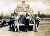 Um ônibus Chevrolet COE e um chassi nu no pátio da fábrica GM brasileira em fotografia de 1938 (fonte: João Marcos Turnbull / onibusnostalgia).