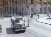 Ônibus Chevrolet COE operando em João Pessoa (PB), em detalhe de cartão postal do final da década de 40.