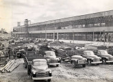 Em 1948, no pátio de São Caetano do Sul, caminhões Chevrolet  e um GMC - este sem cabine - montados no Brasil (fonte: site felipebelu).