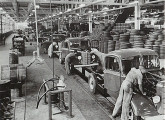 Montagem de caminhões ingleses Bedford de uma tonelada, no início da década de 50 (fonte: Arquivo Público do Estado de São Paulo).