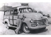 Caminhonete Chevrolet com carroceria de madeira no transporte de Curitiba (PR) em 1954 (fonte: Diogo Félix / Ônibus Antigos de Curitiba).