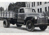Um dos primeiros caminhão da nova geração montados no Brasil, fotografado diante da moderna fábrica de São Caetano do Sul; a imagem foi publicada na edição de janeiro de 1948 da revista Automóveis & Acessórios.