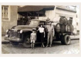 A família Nizer, de Guarapuava (PR), em agosto de 1952 posa diante de seu Chevrolet carregado de toras de madeira (fonte: Gilberto Nizer / FNM e Caminhões Antigos).