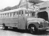 Chevrolet 1948-51 equipado com a primeira geração de carroceria metálica GM nacional; o ônibus da foto pertenceu às famílias Soela e Damiani, operadoras da Viação Joana d'Arc, no norte do Espírito Santo (fonte: NTU).