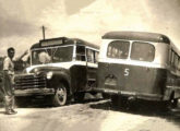Dois ônibus Chevrolet operando a linha Olinda-Nilópolis (RJ) em 1955 (fonte: Marcelo Prazs).
