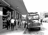 Chevrolet diante da antiga estação rodoviária de Juiz de Fora (MG) em janeiro de 1952 (fonte: Ivonaldo Holanda de Almeida / mauricioresgatandoopassado).