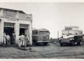 Ônibus Chevrolet, na década de 50 atendendo à ligação rodoviário entre Tupi e Panorama, no extremo Oeste paulista; ao centro um rara carroceria Linsônibus (fonte: Ivonaldo Holanda de Almeida).
