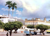 Ônibus Chevrolet em cartão postal de Feira de Santana (BA) mostrando o prédio da Prefeitura da cidade (fonte: Ivonaldo Holanda de Almeida).
