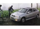 Em 1998 o Astra nacional substituiu o modelo até então importado da Bélgica; aqui a versão hatch em teste da revista Carro (foto: Carro).