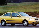Chevrolet Astra de duas portas.
