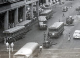 Ao centro, dois ônibus Chevrolet no transporte urbano de Recife (PE) no início da década de 50; a imagem foi retirada de um cartão postal.