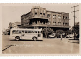 O onipresente mini-coach Chevrolet em cartão postal de Campo Grande (então MT) no início dos anos 50 (fonte: Ivonaldo Holanda de Almeida).
