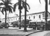 Ônibus Chevrolet da Companhia de Transporte Coletivo Sãocarlense, de São Carlos (SP), fotografado no ponto final diante da estação ferroviária da cidade (fonte: Ivonaldo Holanda de Almeida / lugardotrem).