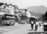 Ônibus Chevrolet no transporte urbano de Nova Friburgo (RJ) do início dos anos 50; note a linha férrea que então cruzava o centro da cidade e seria desativada em 1964 (fonte: Ivonaldo Holanda de Almeida).