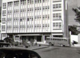 Ônibus urbano Chevrolet cruzando a Praça dos Palmares, Maceió (AL), em outubro de 1960 (fonte: Ivonaldo Holanda de Almeida).