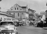 Imagem da Rua Lauro Müller, no Centro de Itajaí (SC), em 1960; ao centro um mini-coach Chevrolet e, mais ao fundo, um lotação rodoviário Ford com carroçaria Nicola (fonte: Ivonaldo Holanda de Almeida / dicasdeturismo.clicrpm).