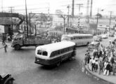 Coach Chevrolet a serviço do frigorífico Swift chegando à estação ferroviária de Santo André (SP) no final dos anos 50; trafegando em mão contrária, um FNM com a rara cabine 800 BR e um Carbrasa-Volvo com motor sob o piso (fonte: Luiz Lahuerta / diariodotransporte).