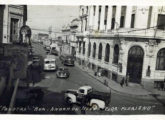 Dois ônibus - um Chevrolet e provavelmente um Eliziário - aparecem neste postal da rua Andrade Neves, Centro de Pelotas (RS), na primeira metade da década de 50 (fonte: Ivonaldo Holanda de Almeida).