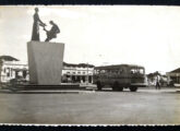 Ônibus Chevrolet em cartão postal do monumento "Anchieta e o Índio", em Franca (SP) (fonte: Ivonaldo Holanda de Almeida). 