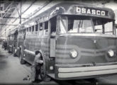 Um ônibus em fase de acabamento, no final da linha de fabricação (fonte: Alexandre Begalli Neto).