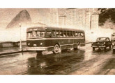 GM Coach urbano circulando pela Praia do Flamengo, Rio de Janeiro (RJ), em 1954.