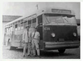 Mais uma pose típica em foto de motoristas e trocadores, esta de 1953, diante de um coach da paulistana CMTC (fonte: Vald Assunção).