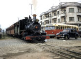 Cena de São Paulo (SP) em 1957: coach GM da CMTC no cruzamento da avenida Cruzeiro do Sul com a linha férrea do antigo Trem da Cantareira, junto à extinta estação Areial, local onde hoje se localiza a estação Carandiru do Metrô (fonte: portal saopauloantiga).