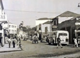 Um GM Coach deixa ponto de parada no Centro de Santo André (SP) nos anos 50 (fonte: portal diariodotransporte).