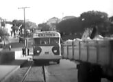 Coach GM com destino à cidade de São Paulo na subida do viaduto sobre a linha férrea, no Centro de Campinas (SP), no início dos anos 60 (fonte: Ivonaldo Holanda de Almeida).