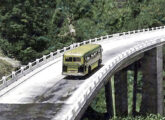 Ônibus do Expresso Brasileiro cruza viaduto na Via Anchieta na década de 50 (fonte: Ivonaldo Holanda de Almeida / Expresso Brasileiro Histórico; colorização: Lahuerta).