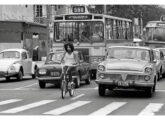 Cena na Zona Sul do Rio de Janeiro (RJ) em 1973: o cantor Raul Seixas de bicicleta, táxis VW 1600 e Aero Willys e, mais atrás, ônibus Ciferal e Metropolitana (foto: O Globo).  