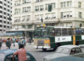 Ciferal urbano com chassi LPO da carioca Transportes Oriental em fotografia de divulgação do fabricante; ao fundo, um LP com carroceria Cirb (fonte: Marcelo Almirante).