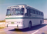 Dinossauro, com mecânica Scania, projetado em 1973, a pedido da Cometa, para substituir sua frota GM importada. Na imagem, ainda em fase de testes, o ônibus circula numa Barra da Tijuca (Rio de Janeiro) ainda deserta (fonte: Jorge A. Ferreira Jr.).
