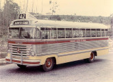 Uma raridade na época, esta fotografia colorida mostra um urbano sobre chassi Mercedes-Benz LP da empresa Transporte Coletivo de Niterói, de Niterói (RJ) (fonte: Jorge A. Ferreira Jr.).