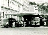 À esquerda da fotografia, a única imagem até agora conhecida da traseira de um dos primeiros Ciferal em versão rodoviária; o cenário é a antiga estação rodoviária do Rio de janeiro, onde também aparece um Carbrasa-Volvo (fonte: Ivonaldo Holanda de Almeida).