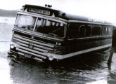 Outro ônibus igual, do mesmo Expresso Atlântico, atolado nos precários caminhos do litoral sul de São Paulo, anos antes da abertura da rodovia Rio-Santos; a fotografia é de 1962 (fonte: Museu de Caraguatatuba). 