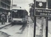 Um dos urbanos com carroceria especial da Ciferal fornecidos para Goiânia circula pela canaleta de um dos corredores segregados da cidade (foto: Transporte Moderno). 