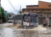 GLS da Transportes Blanco, de Queimados (RJ), cruzando trecho urbano inundado na Baixada Fluminense (foto: Claudio Paz / onibusbrasil).