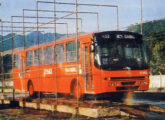 Um GLS adquirido pela carioca Transportes Vila Isabel é submetido ao teste d'água ao sair da linha de fabricação; tinha chassi Mercedes-Benz OF-1620 (fonte: portal onibusetransporte).