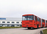 O primeiro biarticulado Ciferal diante da fábrica da Volvo em Curitiba (PR) (foto: Reinaldo Penhalves Júnior / onibusbrasil). 